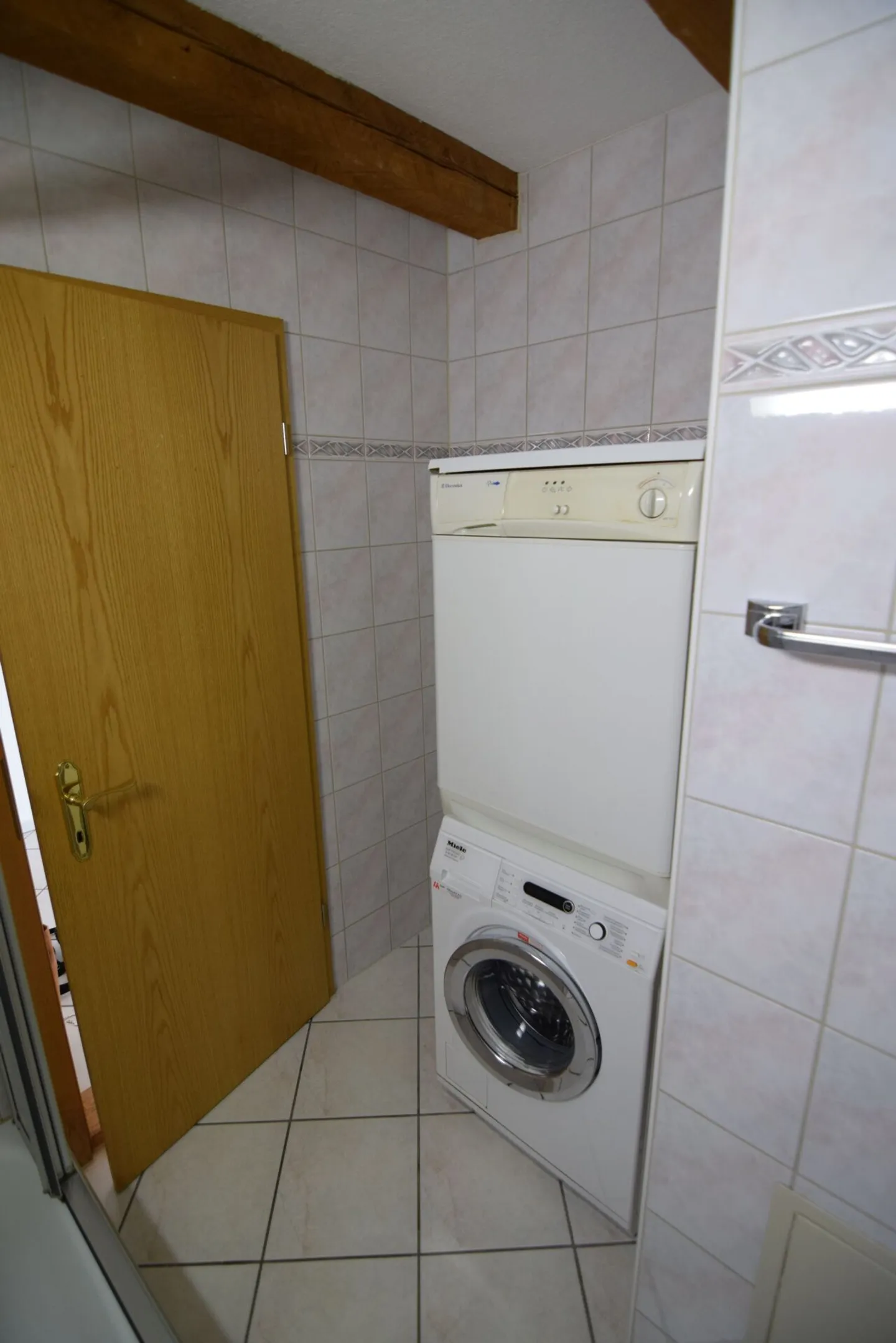 Appartement de toit confortable de 3,5 pièces avec balcon - Photo 6 sur 9