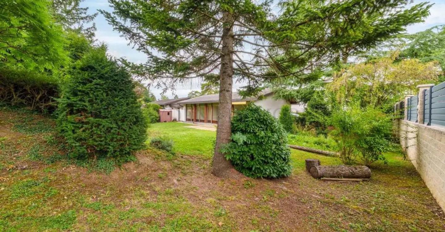 Charming Bungalow with Garden - Photo 11 of 12