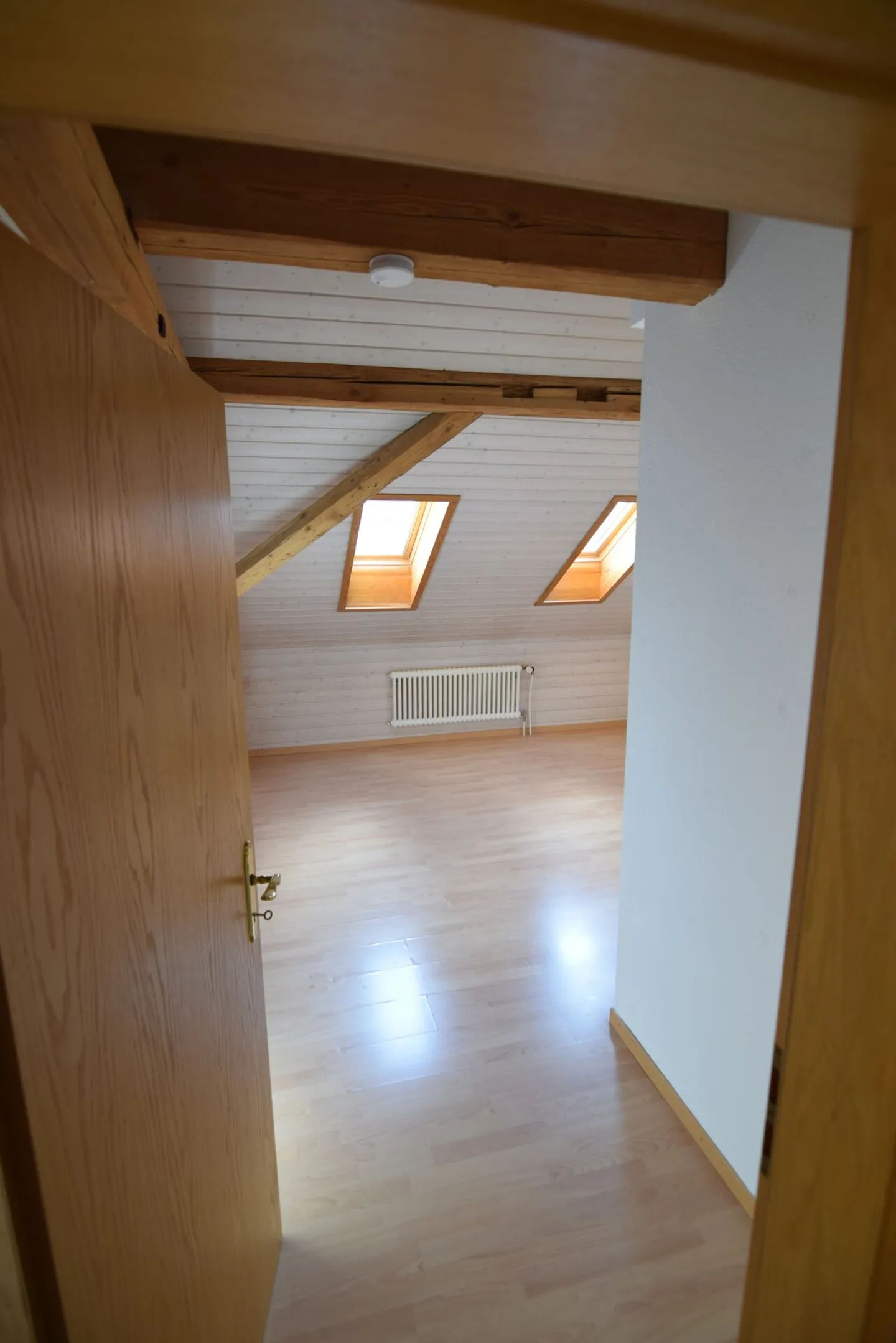 Appartement de toit confortable de 3,5 pièces avec balcon - Photo 8 sur 9