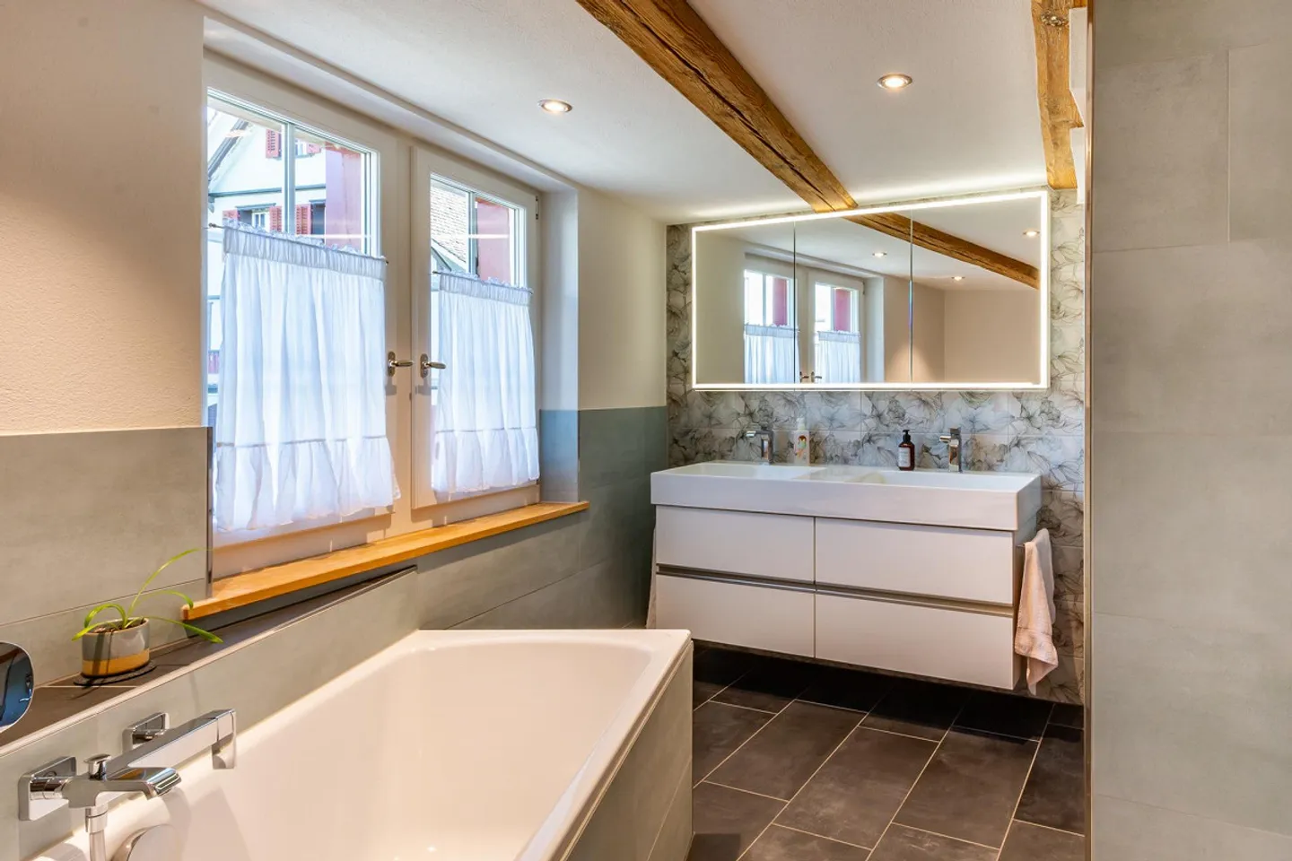 Zentrales Riegelhaus mit Garten - bezaubernd modernisiert - Foto 15 von 32