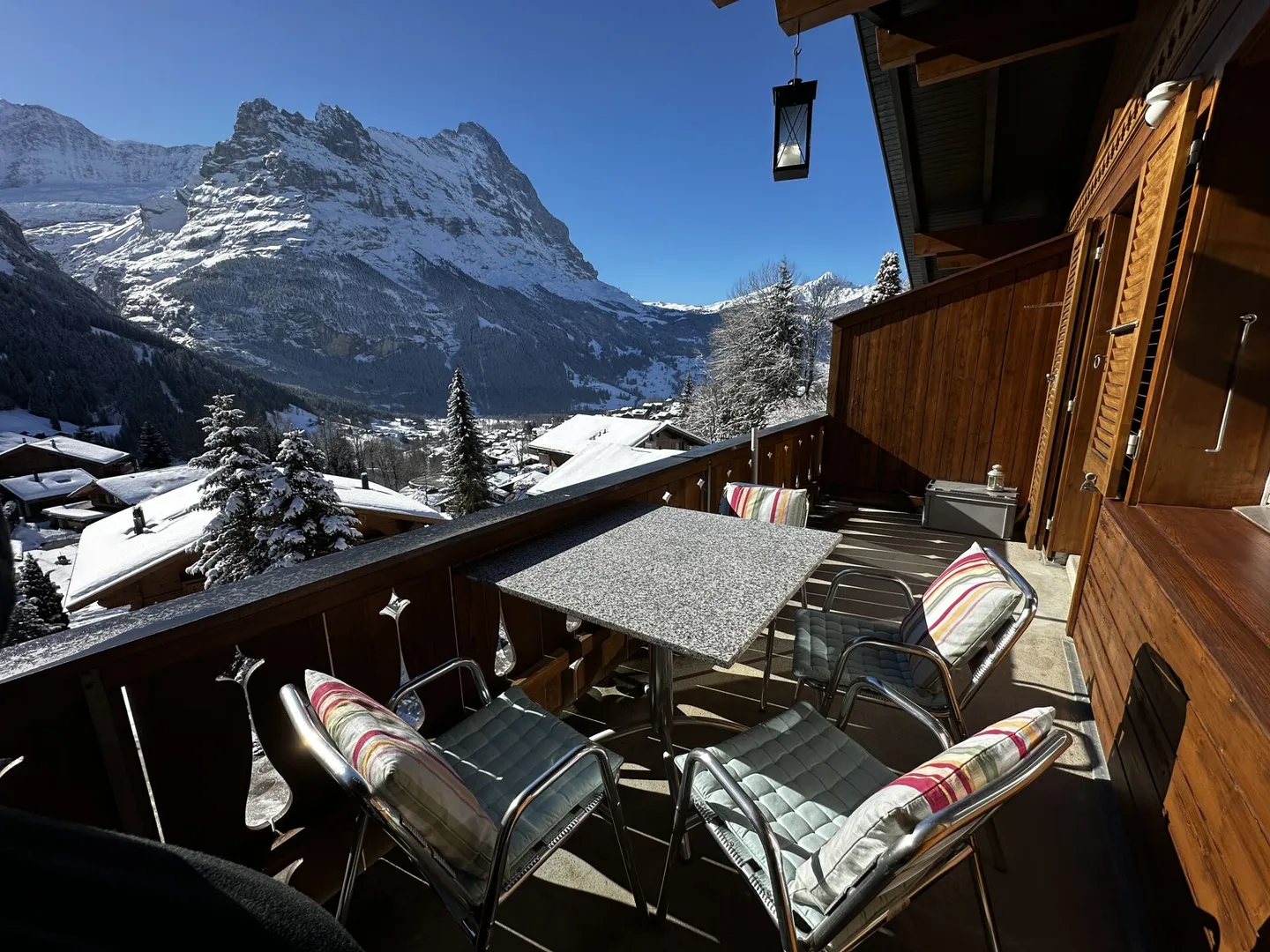 Appartamento di vacanza lussuoso con 2,5 stanze con spazio aggiuntivo in soffitta, ca. 60 mq di superficie abitabile in una posizione tranquilla e soleggiata a Grindelwald - Foto 2 di 14