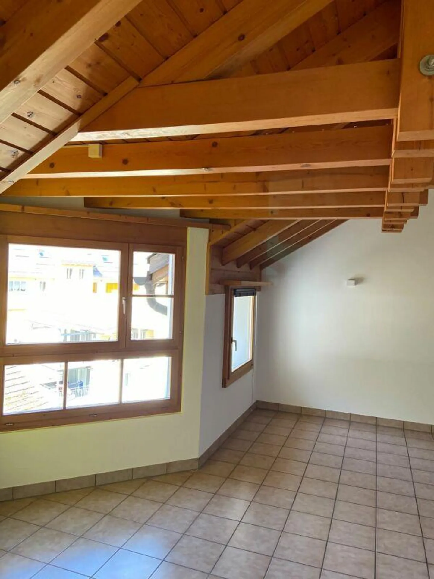 Schiers - appartement en attique spacieux de 2,5 pièces dans un emplacement central - Photo 3 sur 9