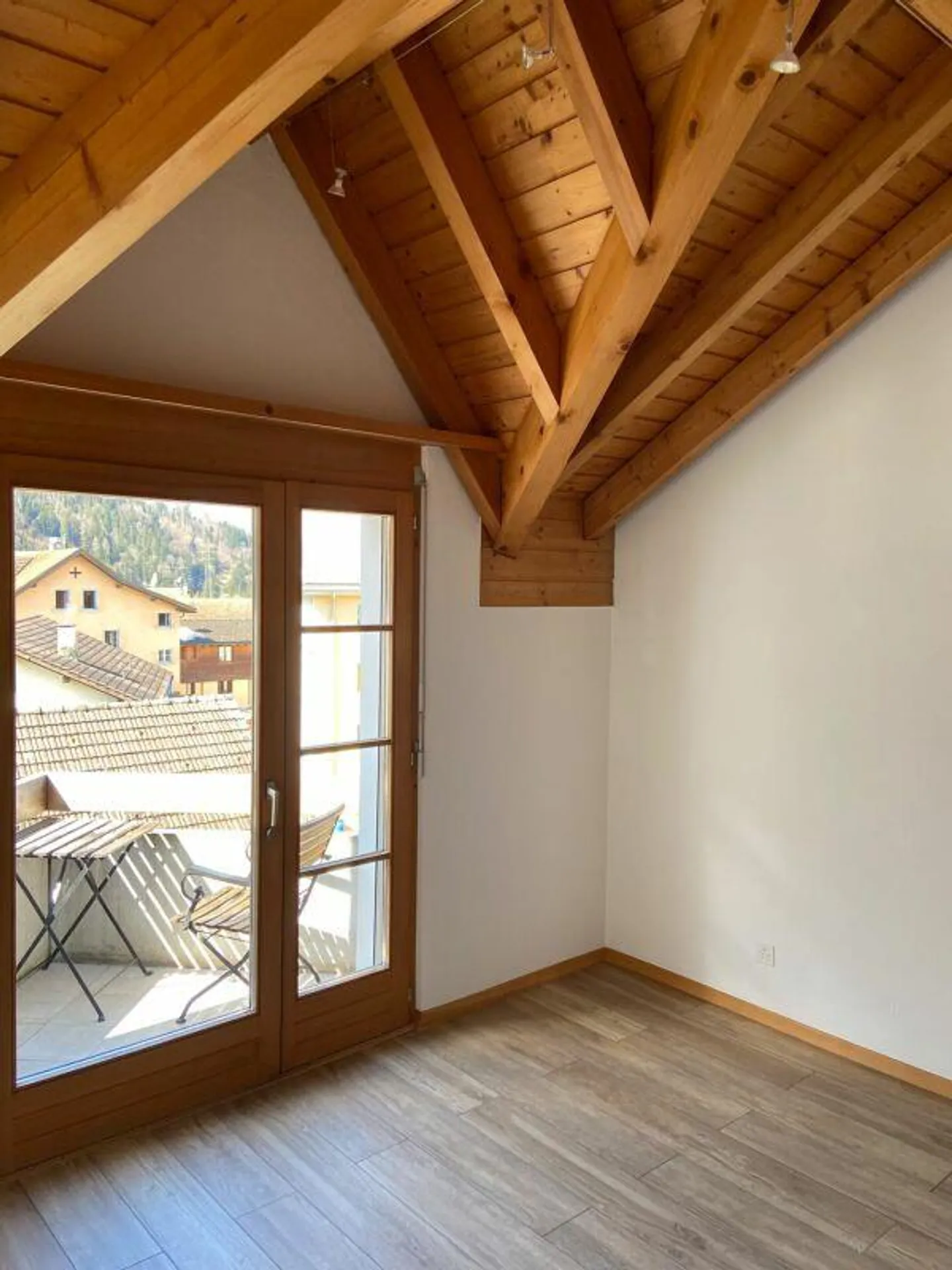 Schiers - appartement en attique spacieux de 2,5 pièces dans un emplacement central - Photo 5 sur 9