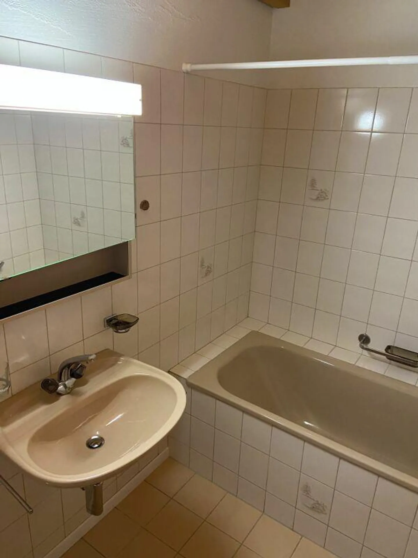 Schiers - appartement en attique spacieux de 2,5 pièces dans un emplacement central - Photo 6 sur 9
