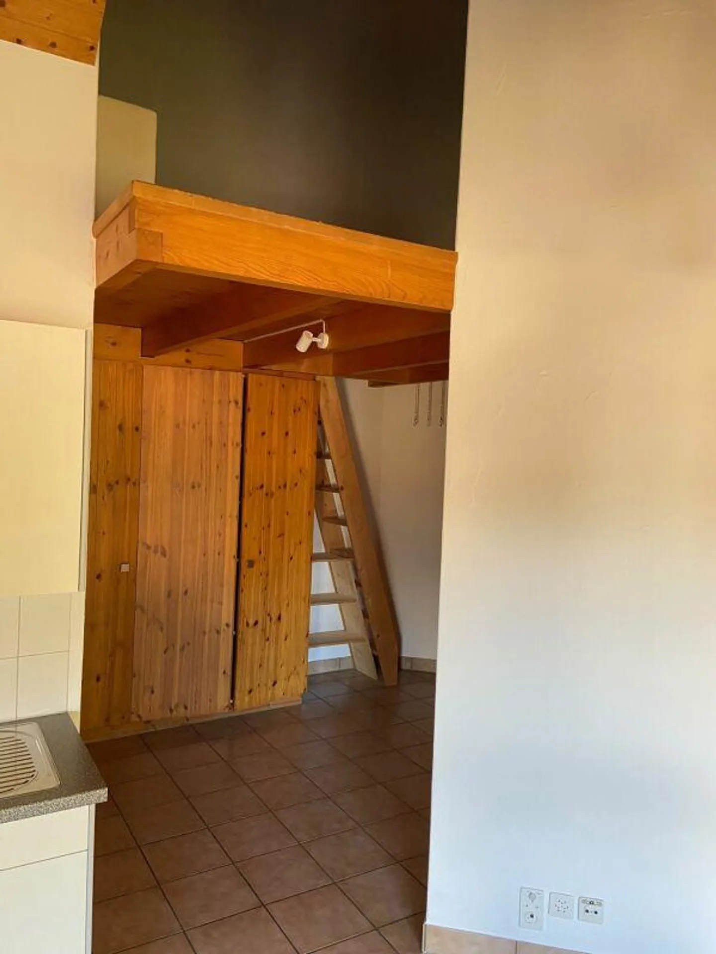 Schiers - appartement en attique spacieux de 2,5 pièces dans un emplacement central - Photo 7 sur 9