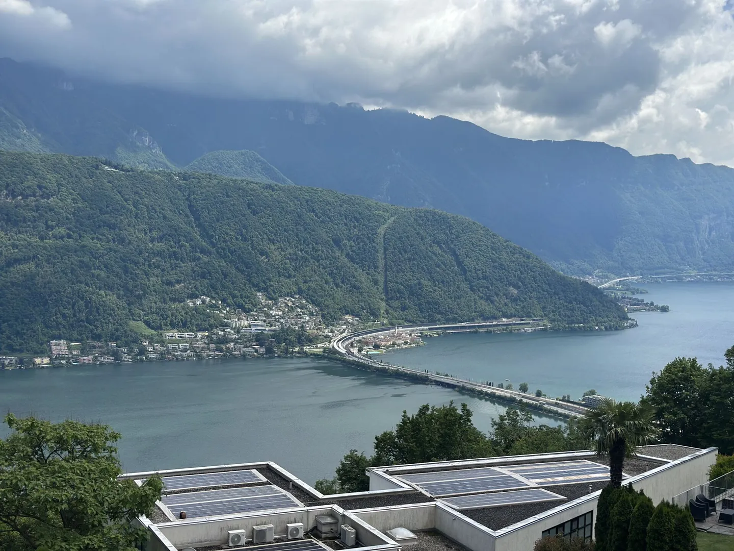Haus umgeben von Grün mit atemberaubendem Seeblick - Foto 1 von 5