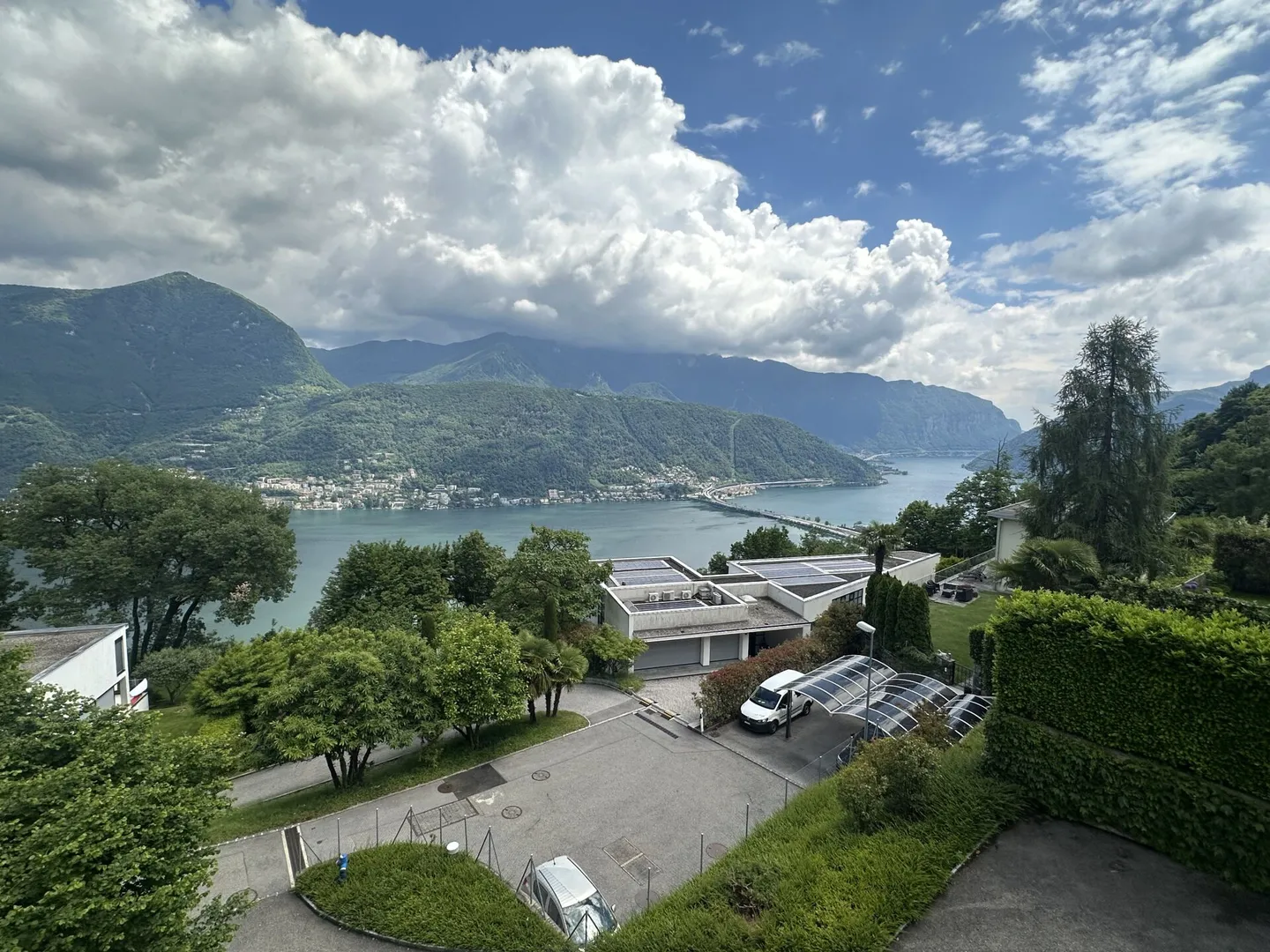 Haus umgeben von Grün mit atemberaubendem Seeblick - Foto 2 von 5