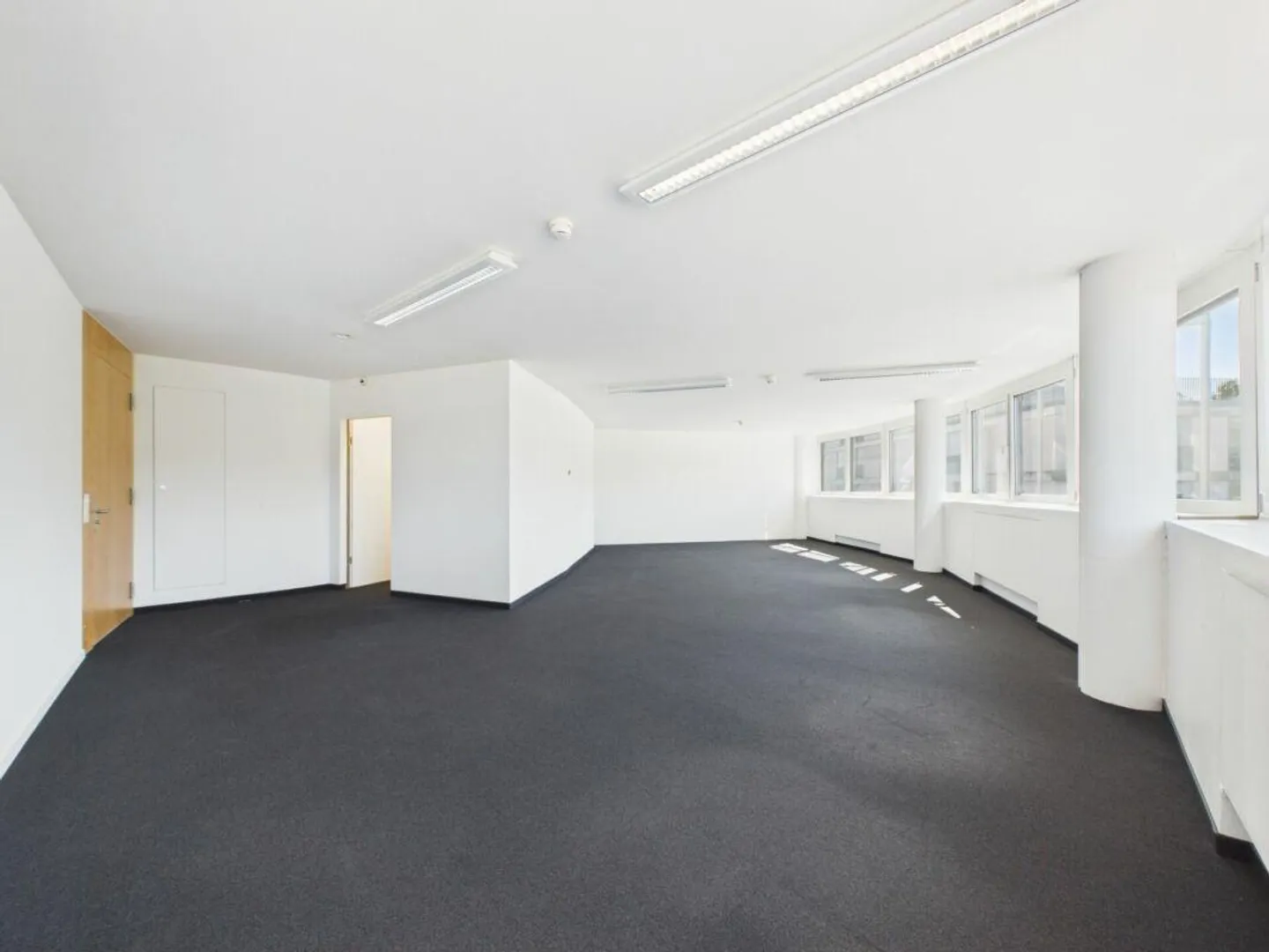 Tour d'Affaires / Espace Commercial/Bureau Aménagé au 2ème Étage - Photo 1 sur 6