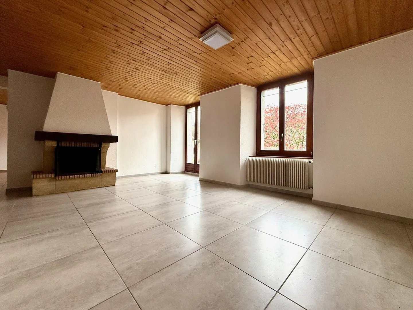 4.5 Room Apartment with Garden and Fireplace Near the Center - Photo 1 of 9