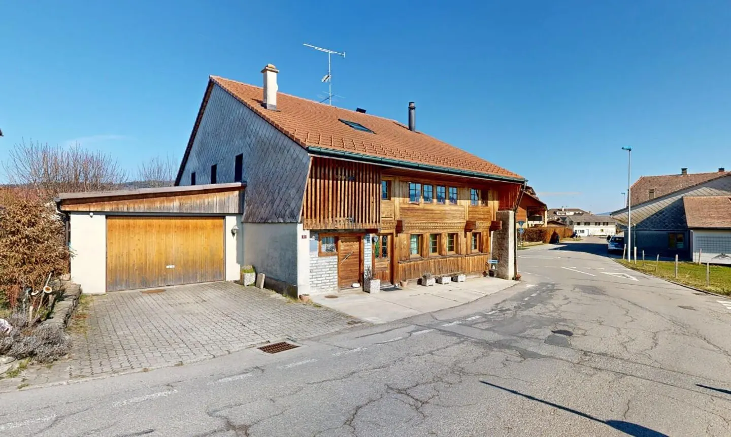 Geräumiges Haus mit großem Potenzial in ruhiger Lage - Foto 2 von 11