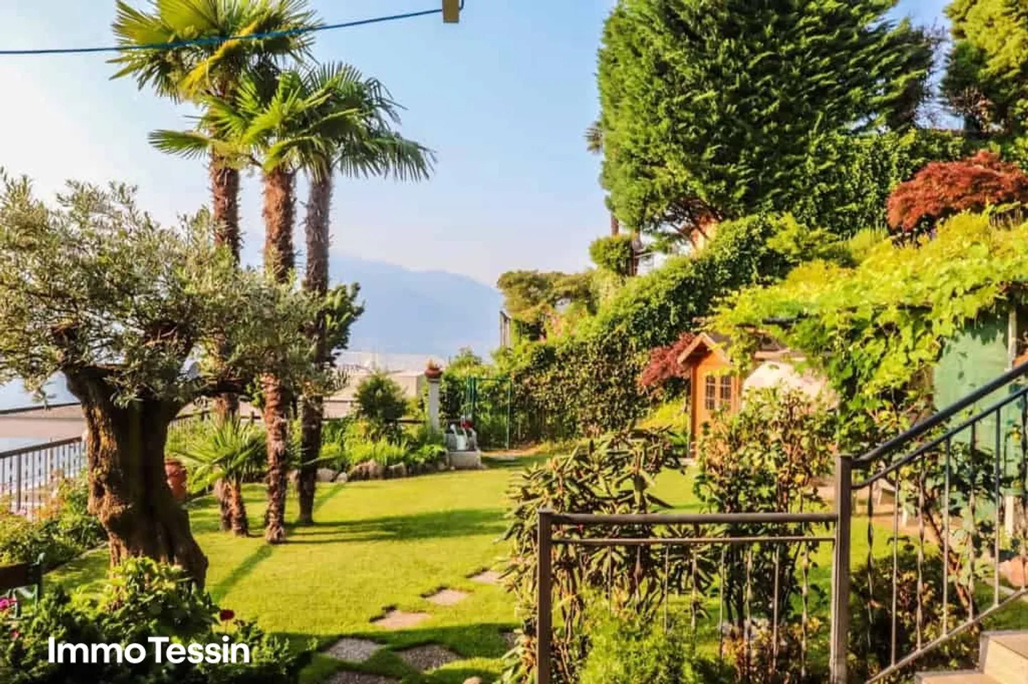 OPPORTUNITÉ EXCLUSIVE : Villa de luxe avec piscine, jardin et vue imprenable sur le lac au bord du lac Majeur - Photo 4 sur 13