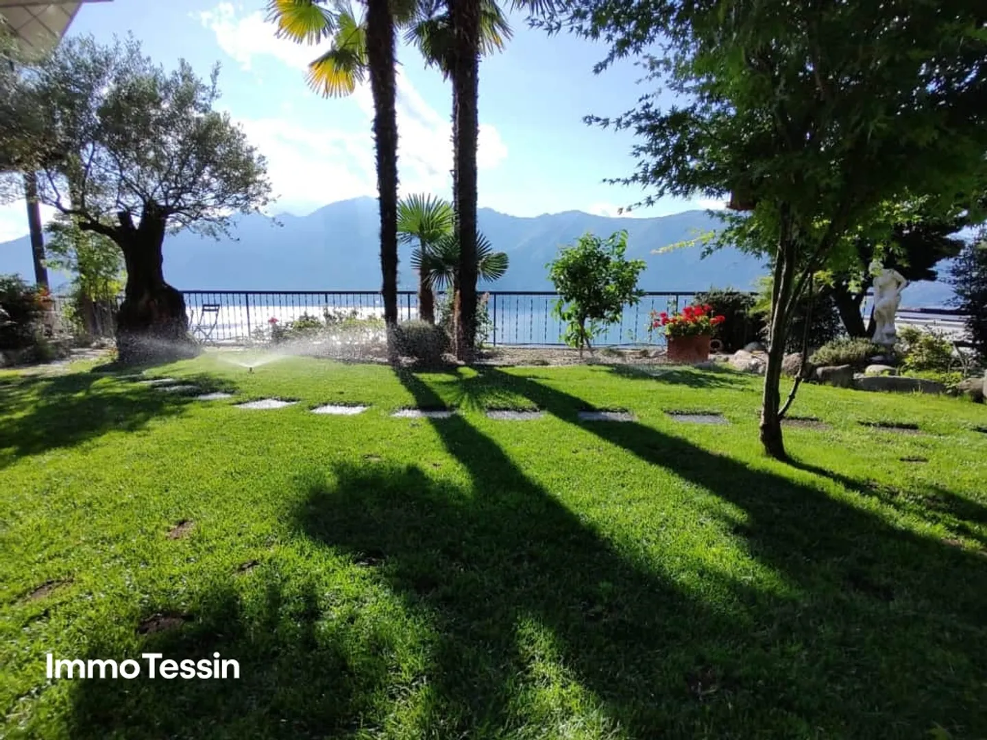OPPORTUNITÉ EXCLUSIVE : Villa de luxe avec piscine, jardin et vue imprenable sur le lac au bord du lac Majeur - Photo 5 sur 13