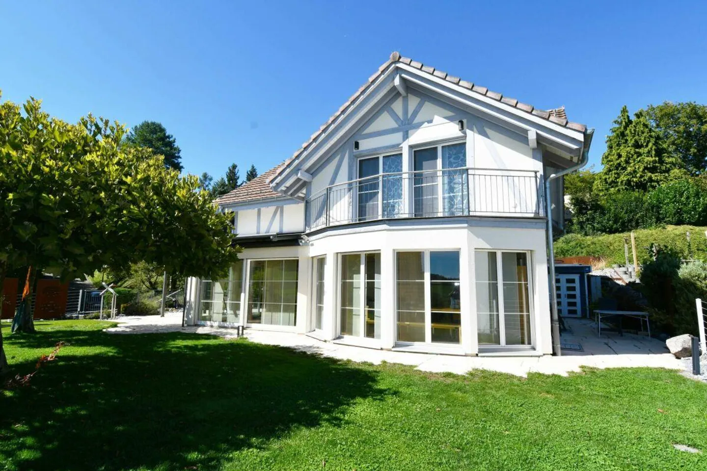 Sehr gepflegtes 5.5-Zi.-Einfamilienhaus mit wunderschönem Garten - Foto 2 von 12