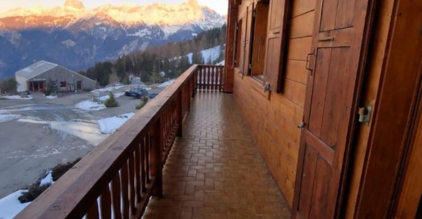 Chalet with Stunning Mountain Views - Photo 6 of 10