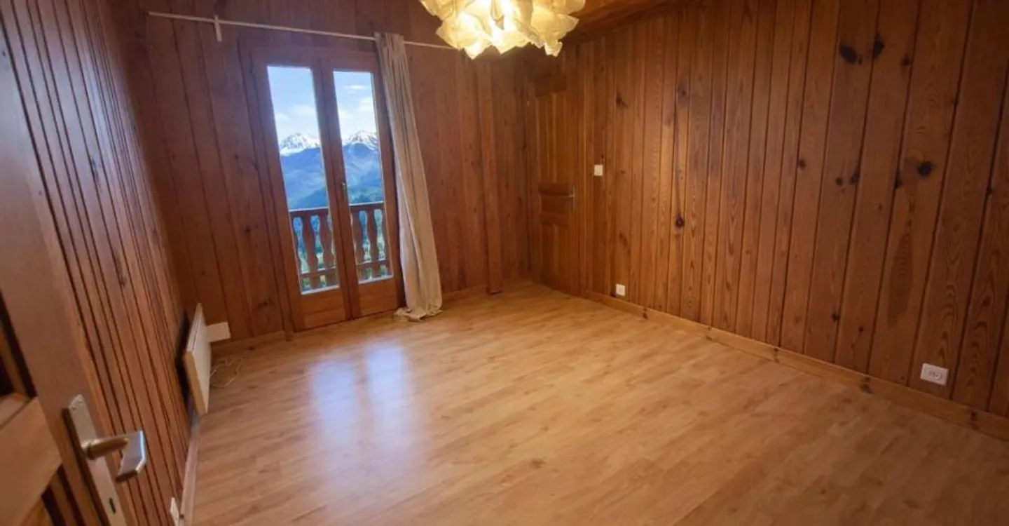 Chalet with Stunning Mountain Views - Photo 8 of 10