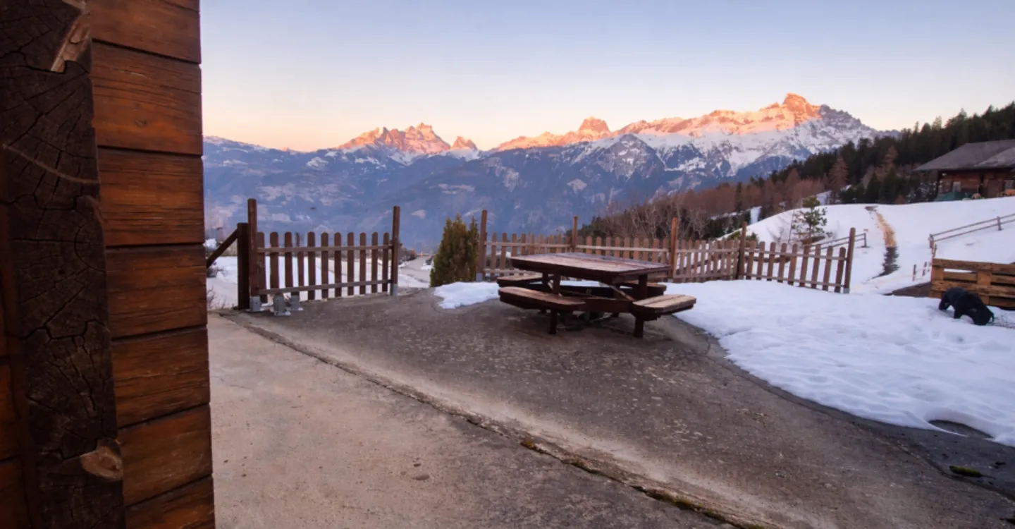 Chalet with Stunning Mountain Views - Photo 3 of 10