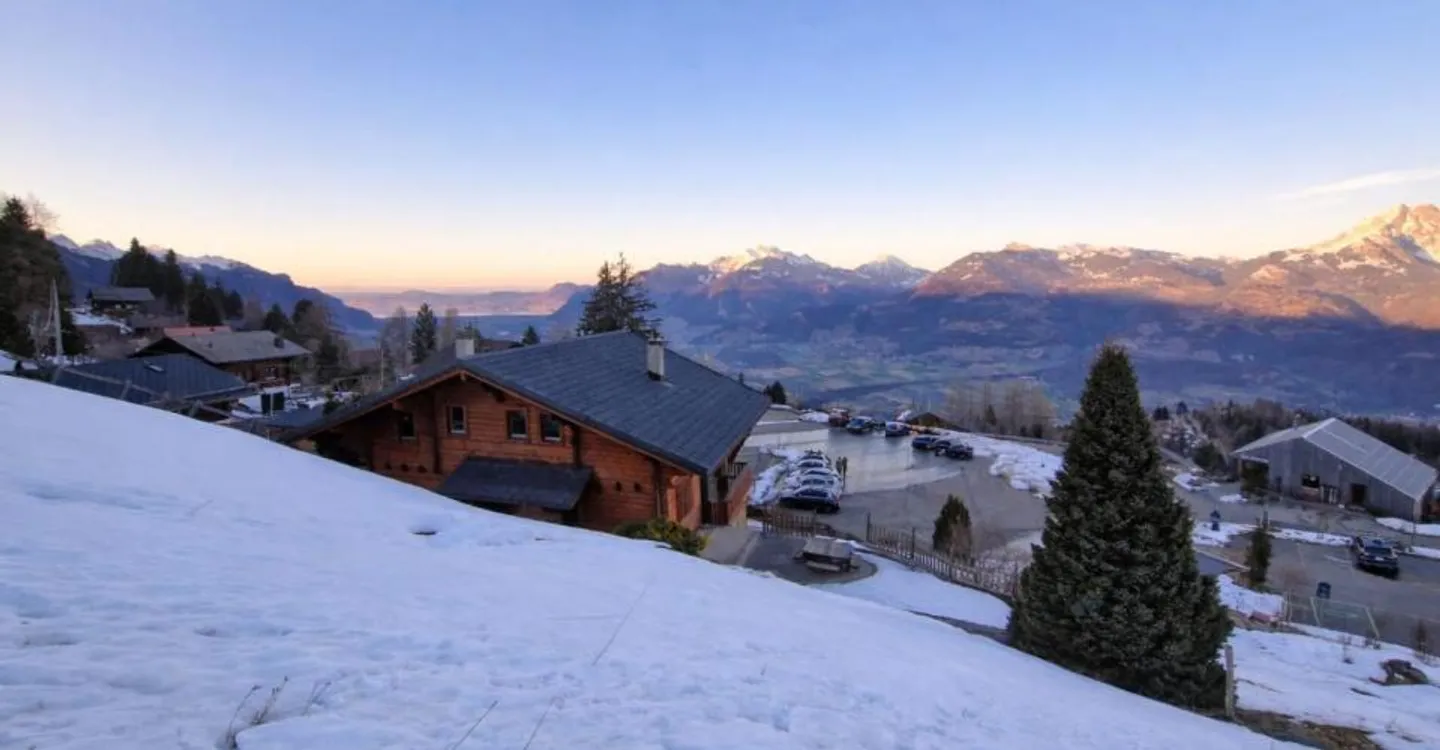 Chalet with Stunning Mountain Views - Photo 4 of 10
