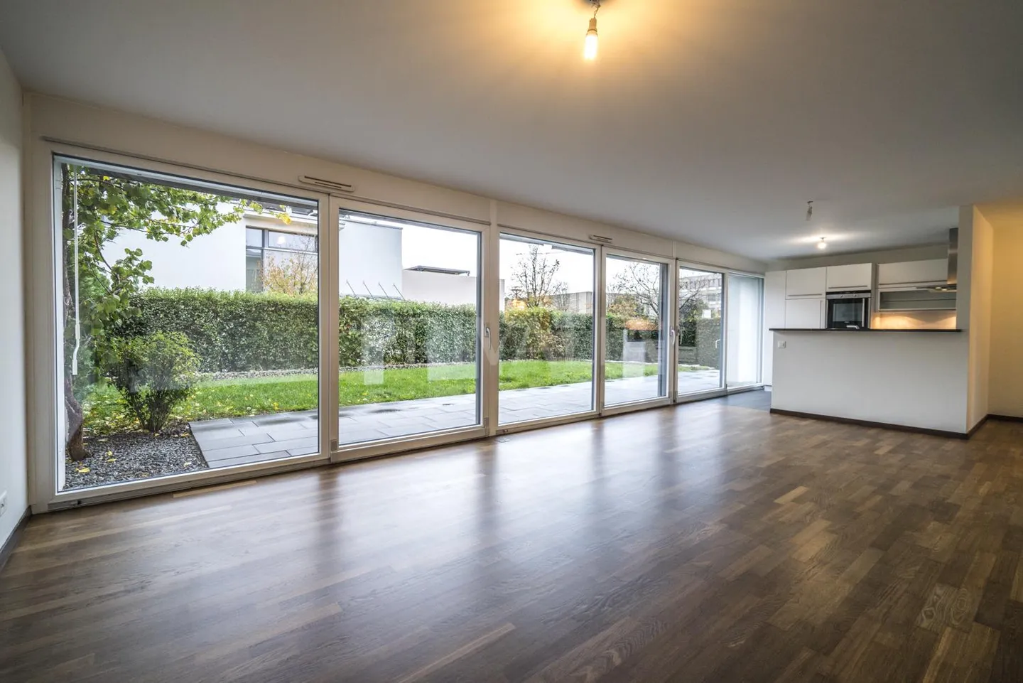 Bella casa a schiera in stile contemporaneo con giardino - Foto 2 di 10