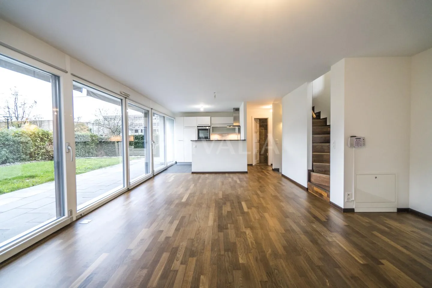 Bella casa a schiera in stile contemporaneo con giardino - Foto 3 di 10