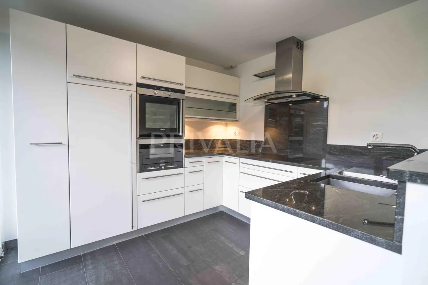 Bella casa a schiera in stile contemporaneo con giardino - Foto 4 di 10