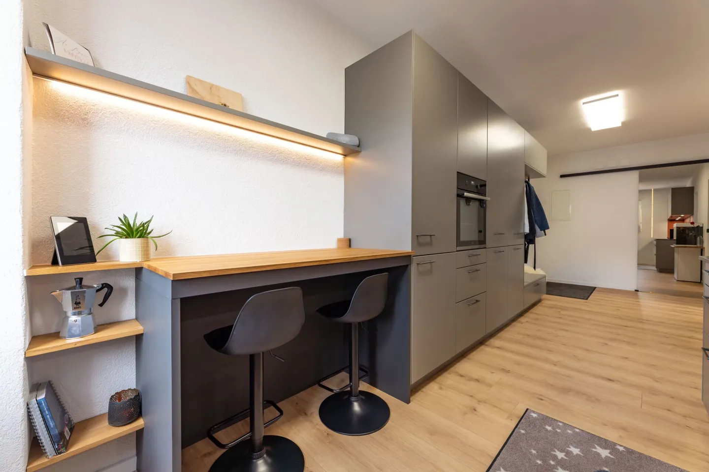 Modern Living Experience with Far-Reaching Views - Renovated 3.5 Room Apartment on the 5th Floor - Photo 3 of 8