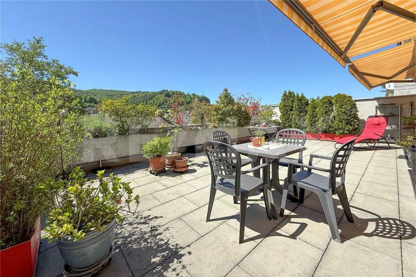 Appartamento con terrazza con vista spettacolare e giardino aggiuntivo a Zei... - Foto 1 di 13