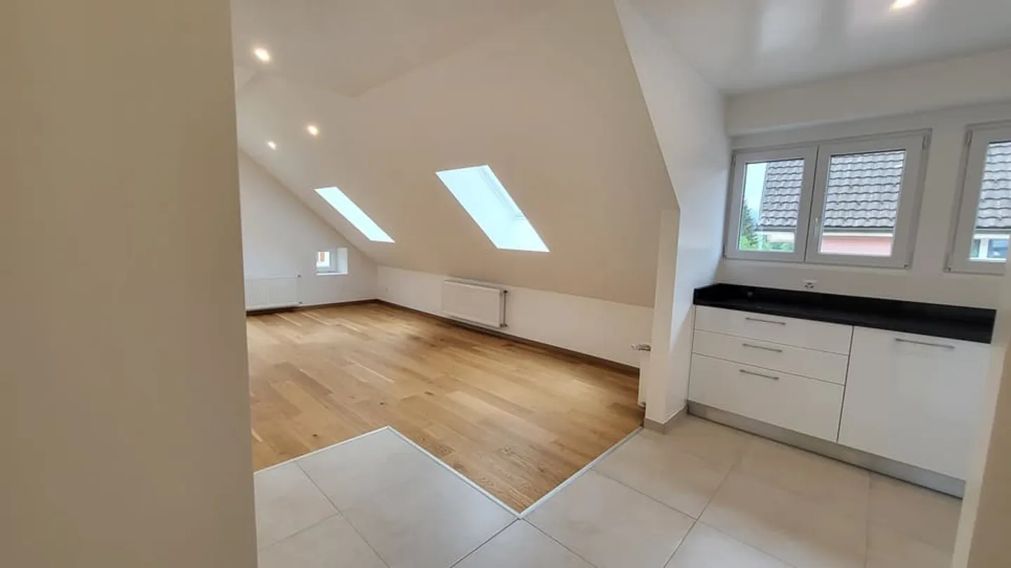 Charming apartment under the roofs with 2.5 rooms in Val-de-Travers - Photo 3 of 10