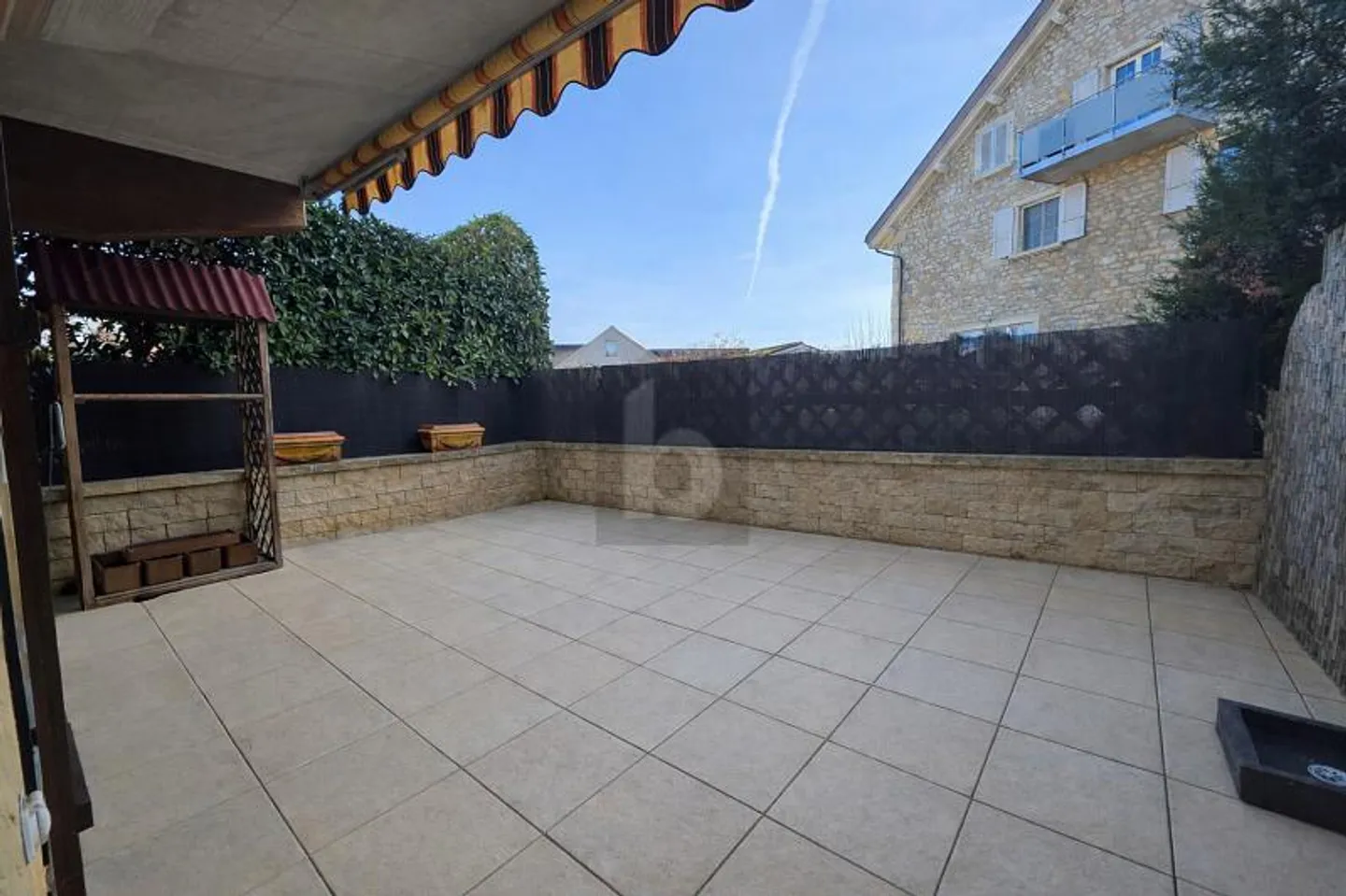 CHIC, SPACIOUS AND IDEALLY LOCATED - Photo 5 of 6