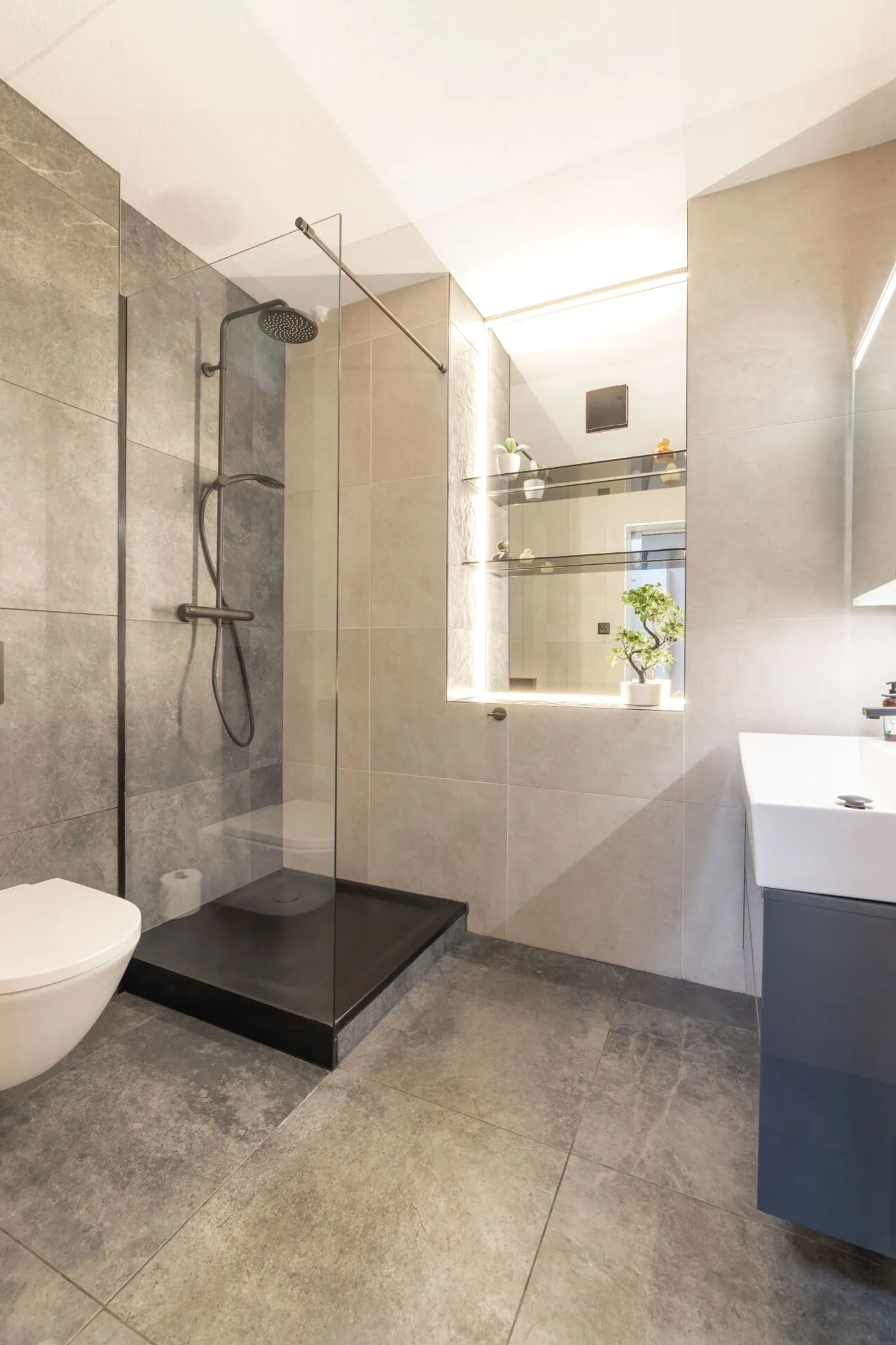 Modern Living Experience with Far-Reaching Views - Renovated 3.5 Room Apartment on the 5th Floor - Photo 8 of 8