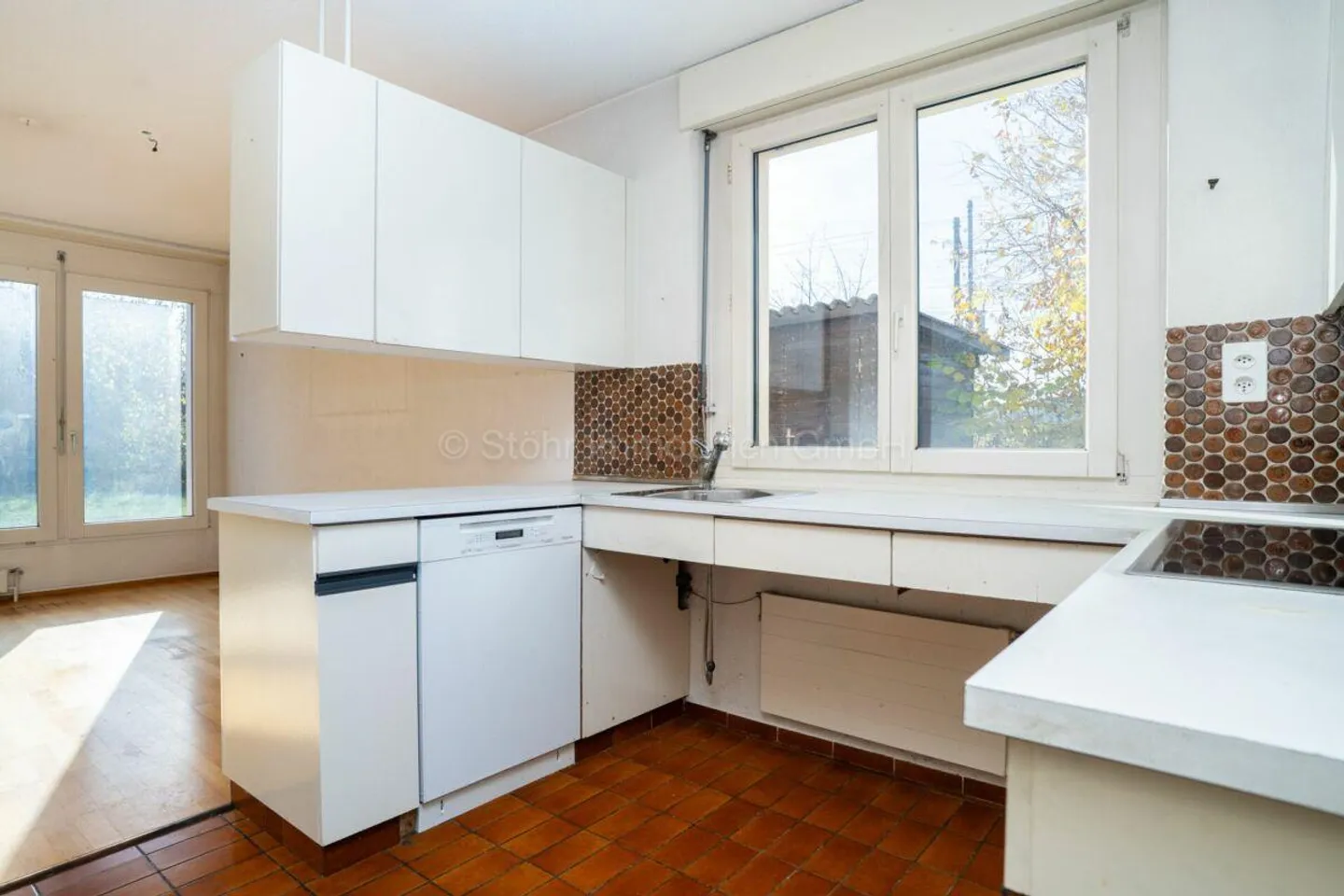 Casa angolare a schiera di 5,5 stanze con ampio spazio circostante - Foto 6 di 20