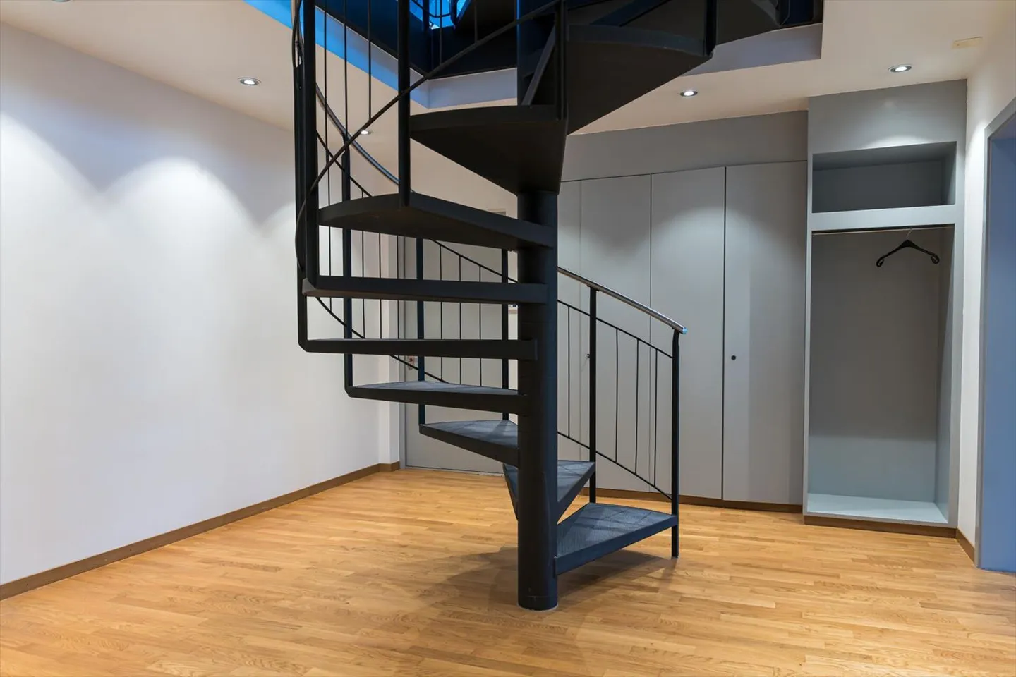 Appartement en duplex moderne et spacieux de 3,5 pièces au centre-ville - Photo 1 sur 13