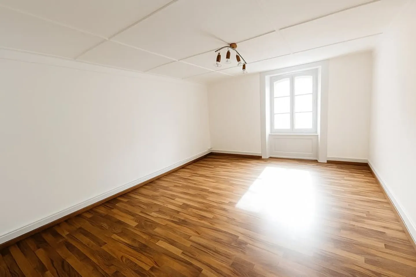 Charming renovated 2-room apartment in Laténa - Photo 3 of 8