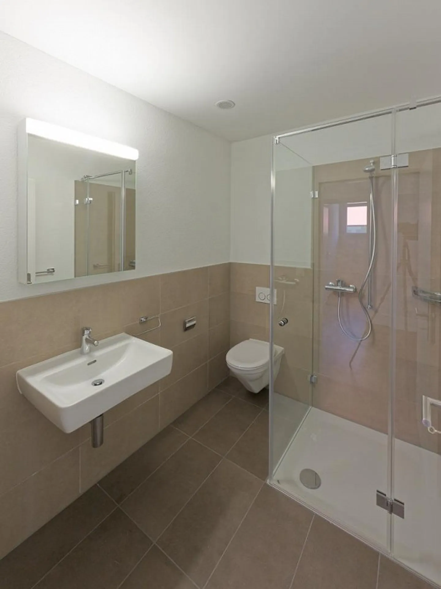 MODERN LIVING NEAR TRAIN STATION - Photo 5 of 7