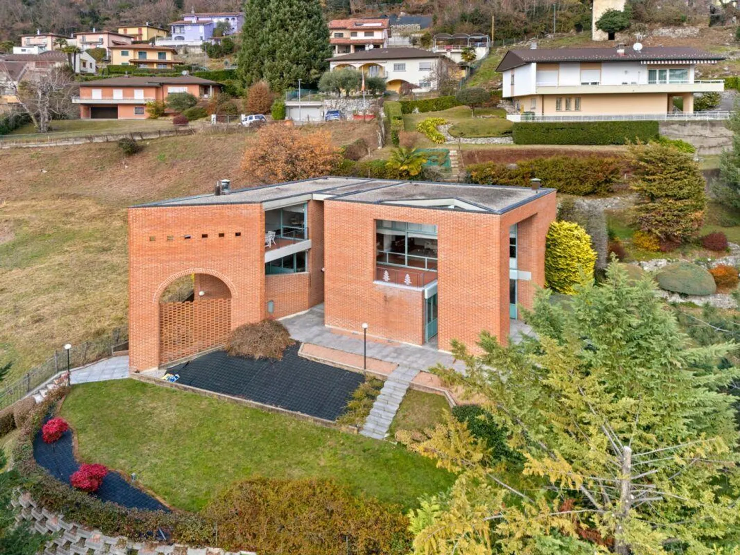 Stunning villa with large garden and view - Photo 3 of 30