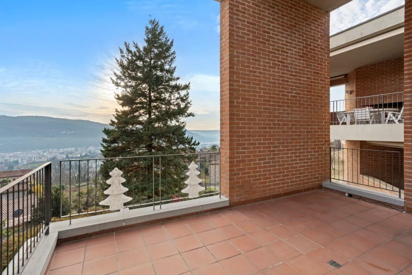 Stunning villa with large garden and view - Photo 9 of 30