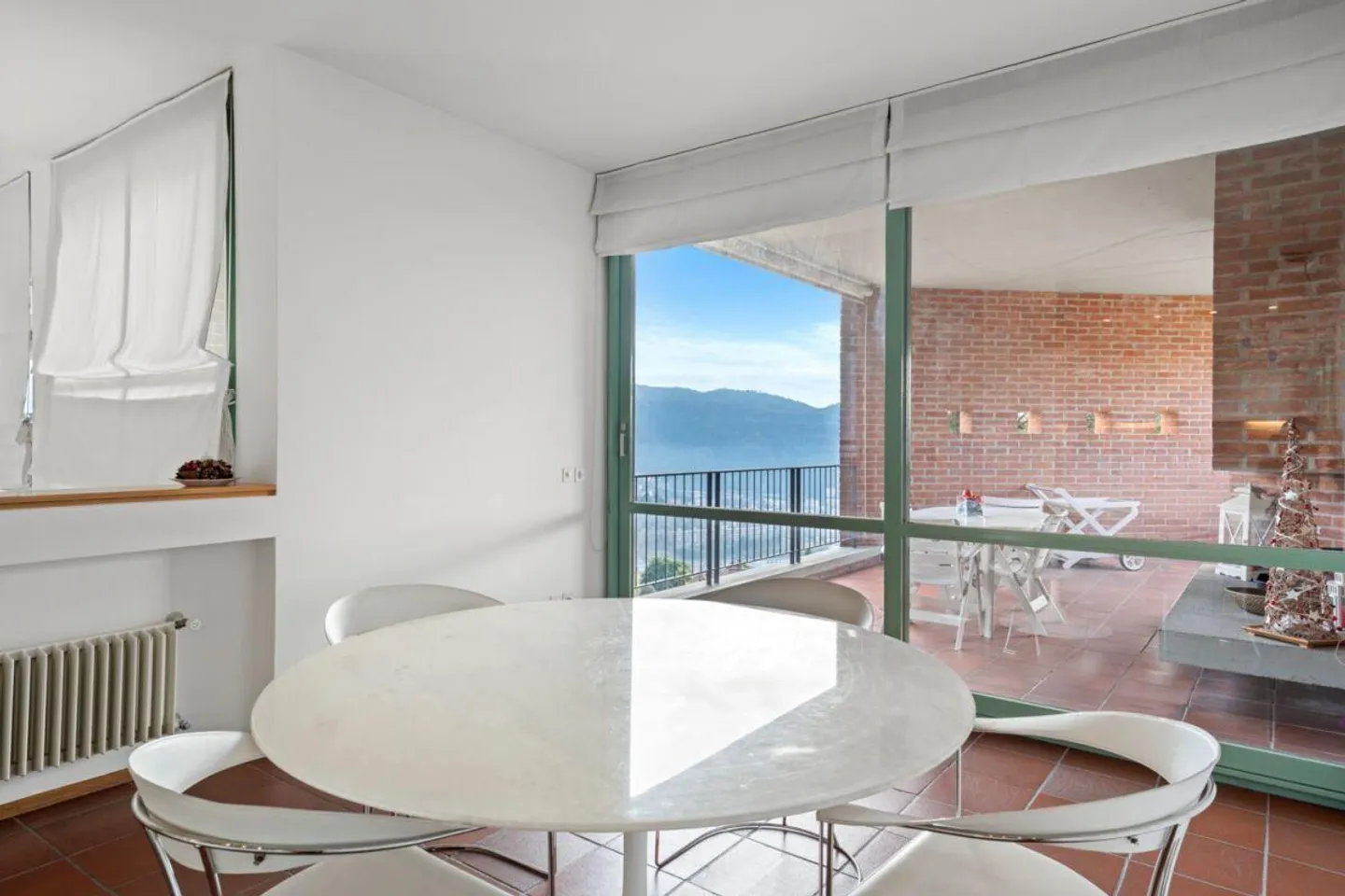 Stunning villa with large garden and view - Photo 13 of 30