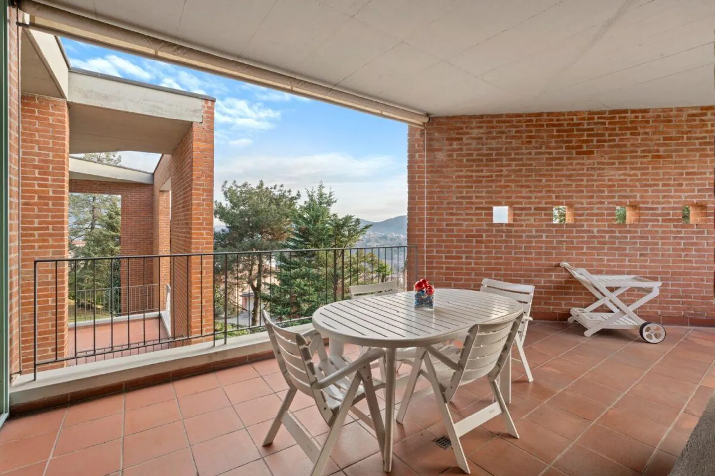 Stunning villa with large garden and view - Photo 14 of 30