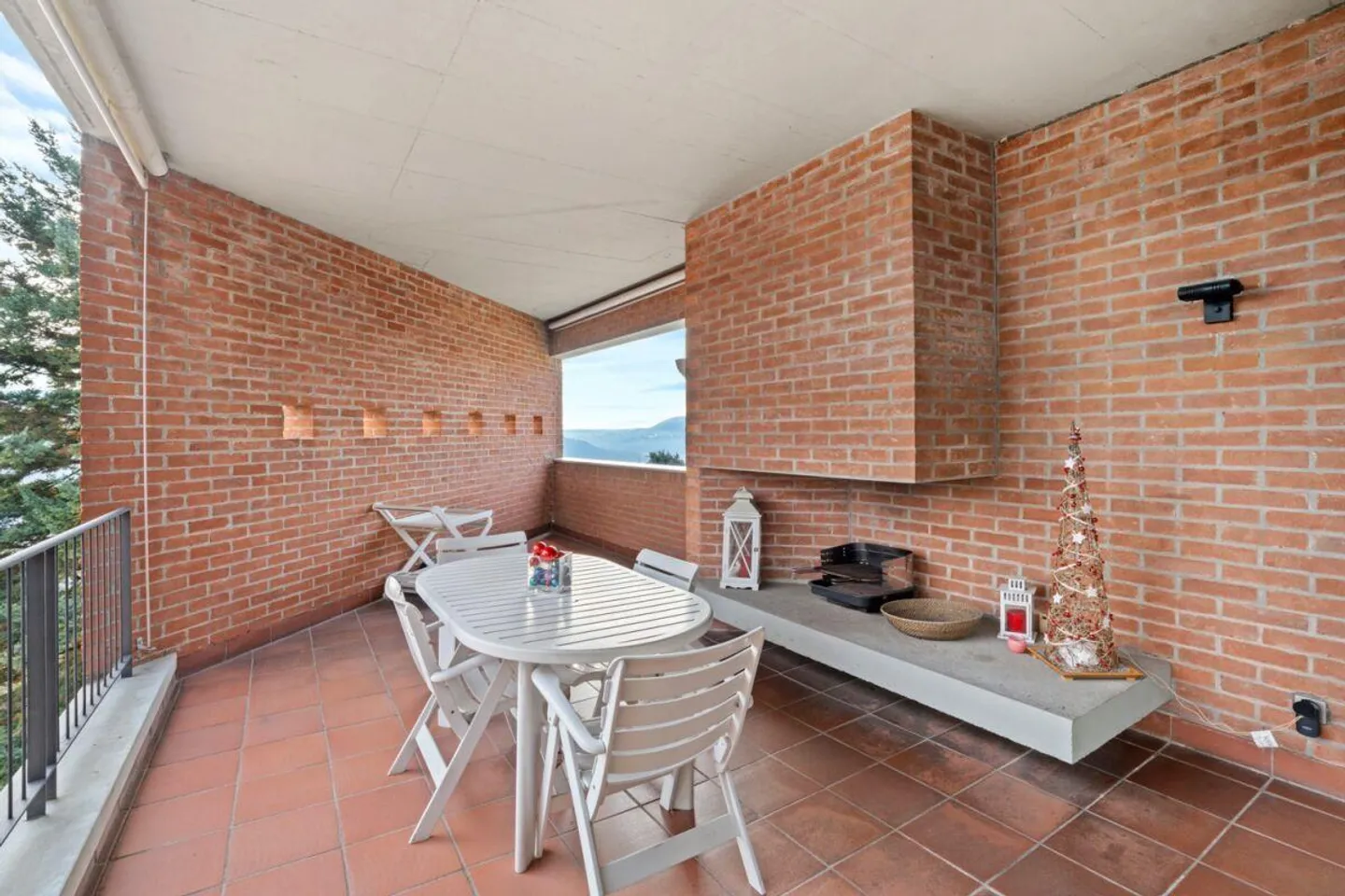Stunning villa with large garden and view - Photo 15 of 30