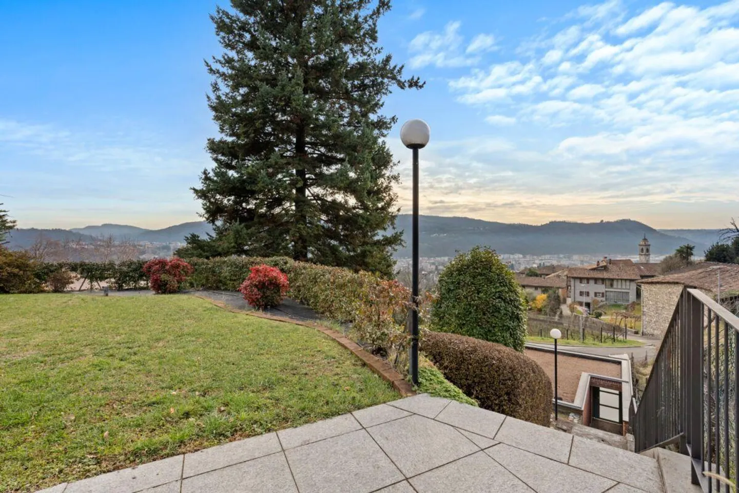 Stunning villa with large garden and view - Photo 27 of 30