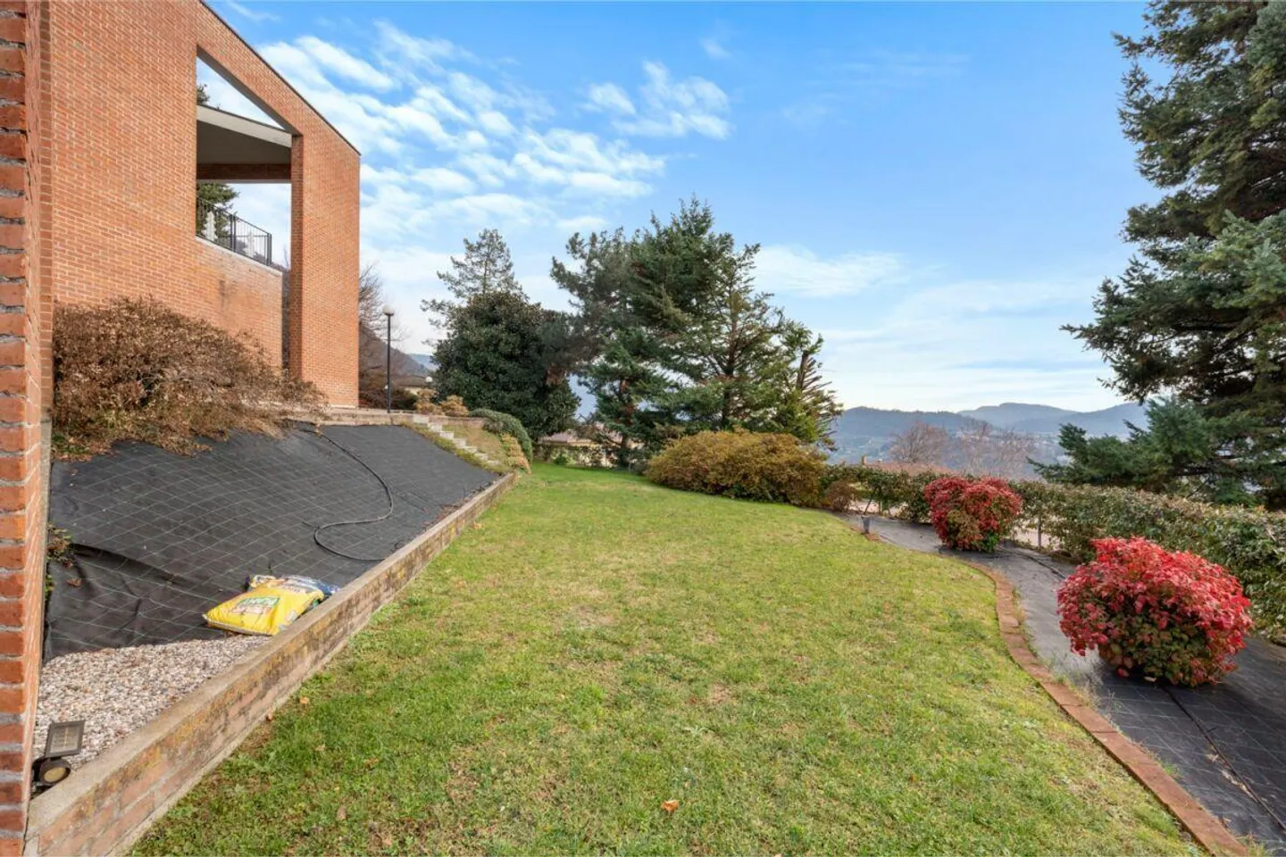 Stunning villa with large garden and view - Photo 28 of 30