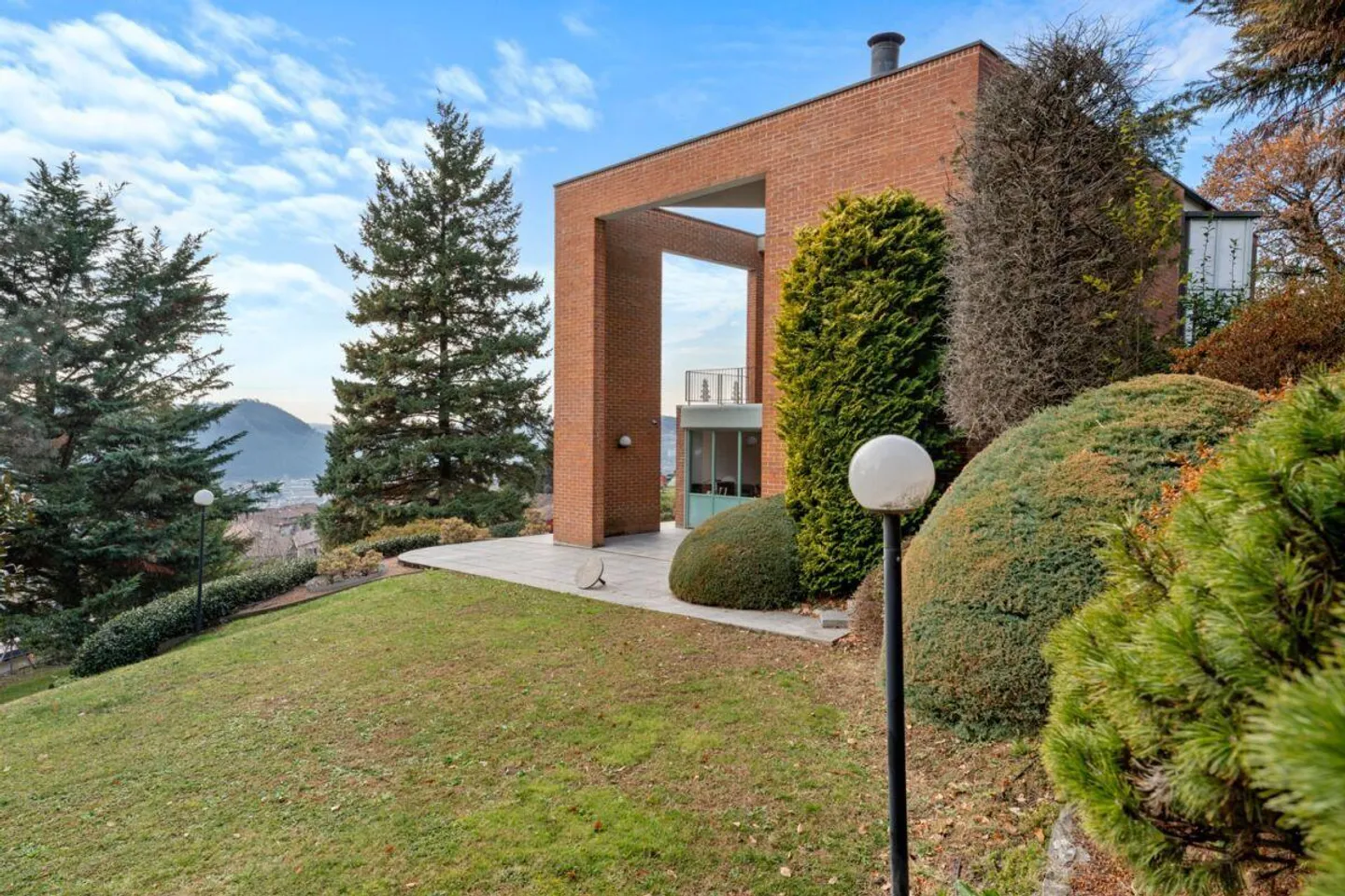 Stunning villa with large garden and view - Photo 30 of 30