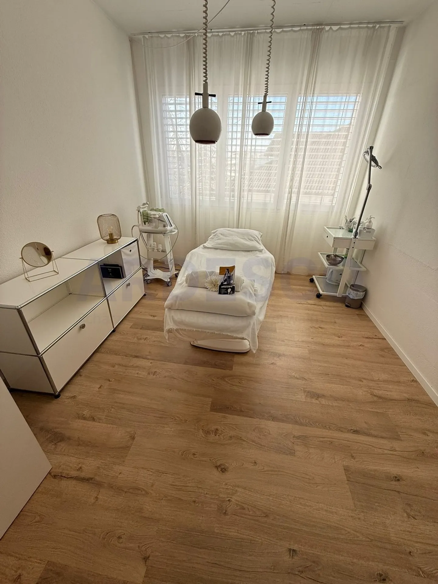 Treatment room in beauty studio for rent! - Photo 1 of 3