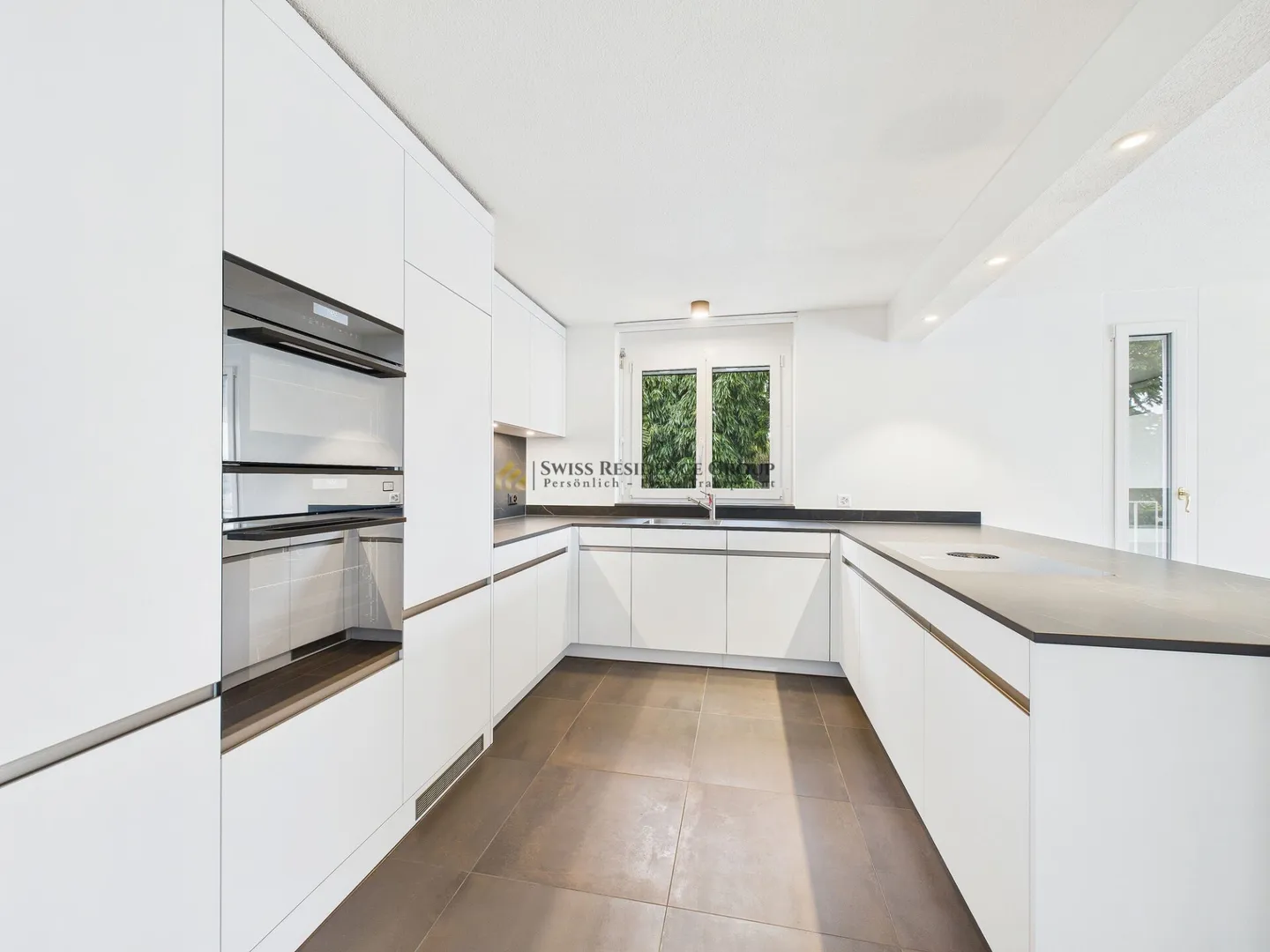 A Home Above the Rooftops: Dreamy, Renovated Maisonette with Panoramic Mountain Backdrop - Photo 7 of 21