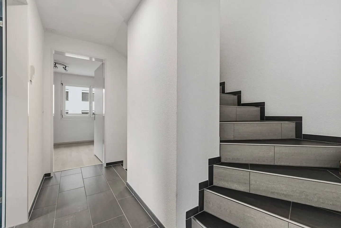 5.5-Room Corner House with Garden and 2 Underground Parking Spaces Included - Photo 12 of 25