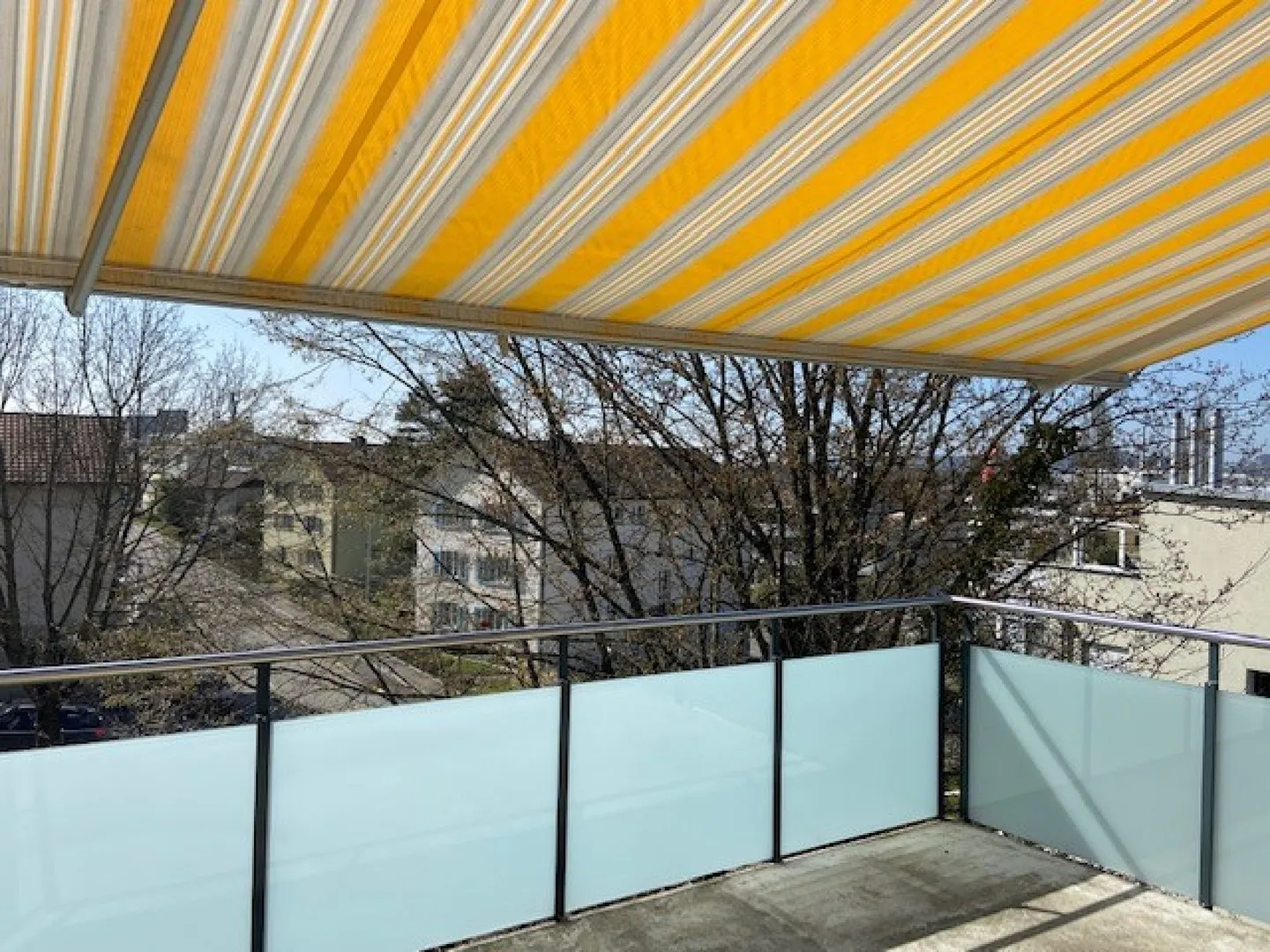 Appartement moderne de 3,5 pièces avec grand balcon - Photo 1 sur 8