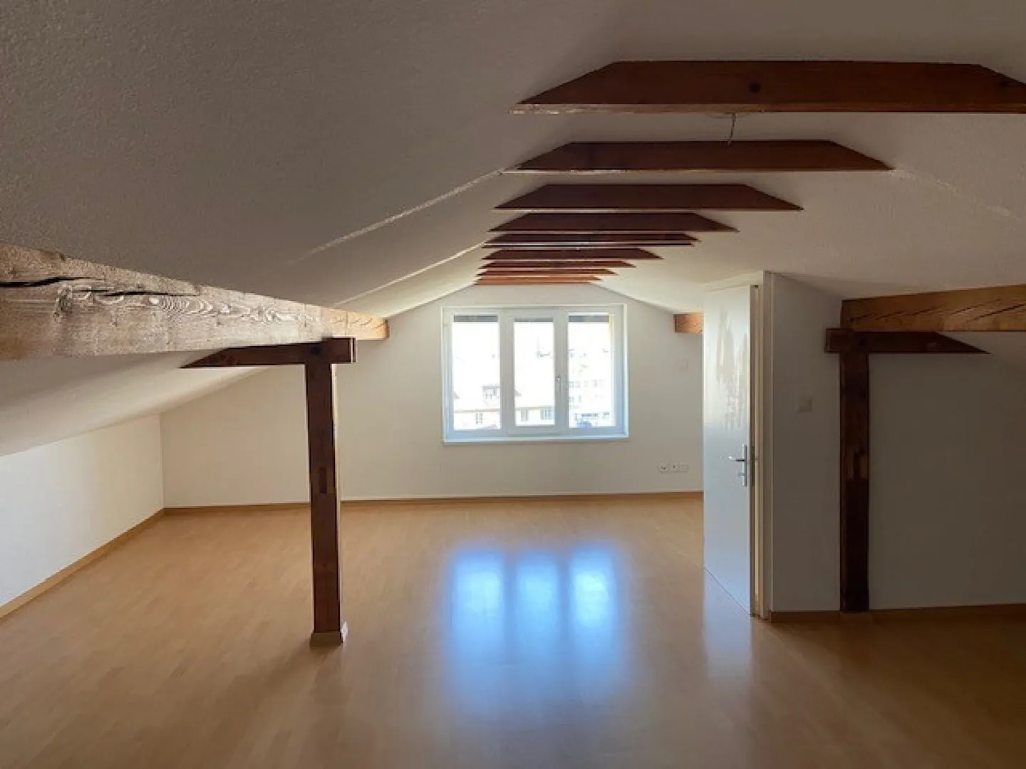 Appartement moderne de 3,5 pièces avec grand balcon - Photo 3 sur 8
