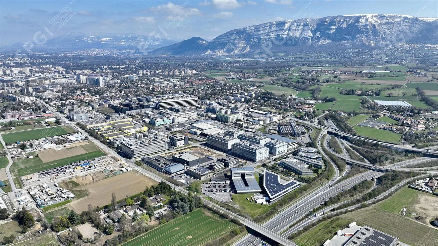 Plan-les-Ouates - Immeuble indépendant de 2'330 m² pour showrooms, ateliers et b - Photo 1 sur 1