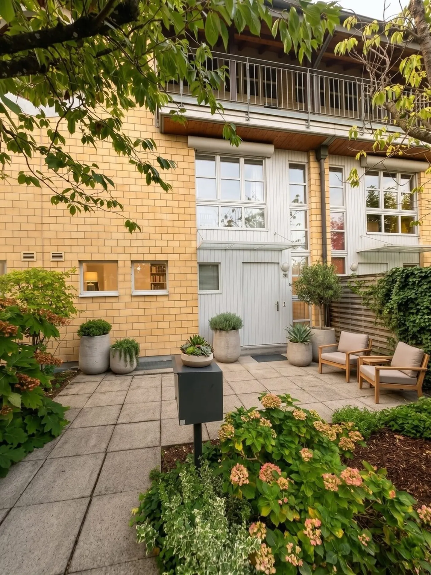 Elegante townhouse con giardino - Foto 1 di 13