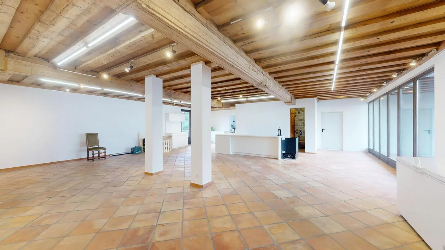 Edificio residenziale e commerciale versatile con fascino - Foto 5 di 9