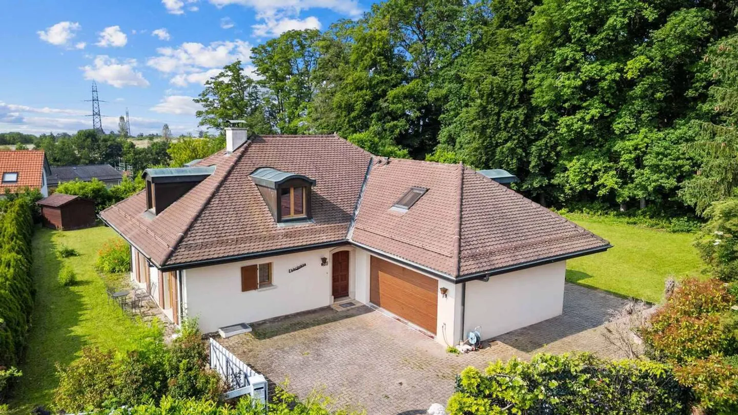 Wunderschönes Einfamilienhaus mit 7,5 Zimmern und großem Garten - Foto 2 von 13